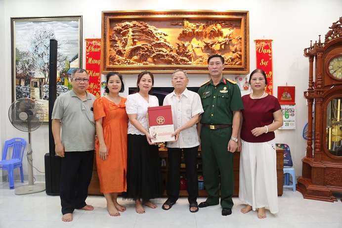 Thừa ủy quyền, lãnh đạo phường Quang Trung tặng quà CSĐP.JPG